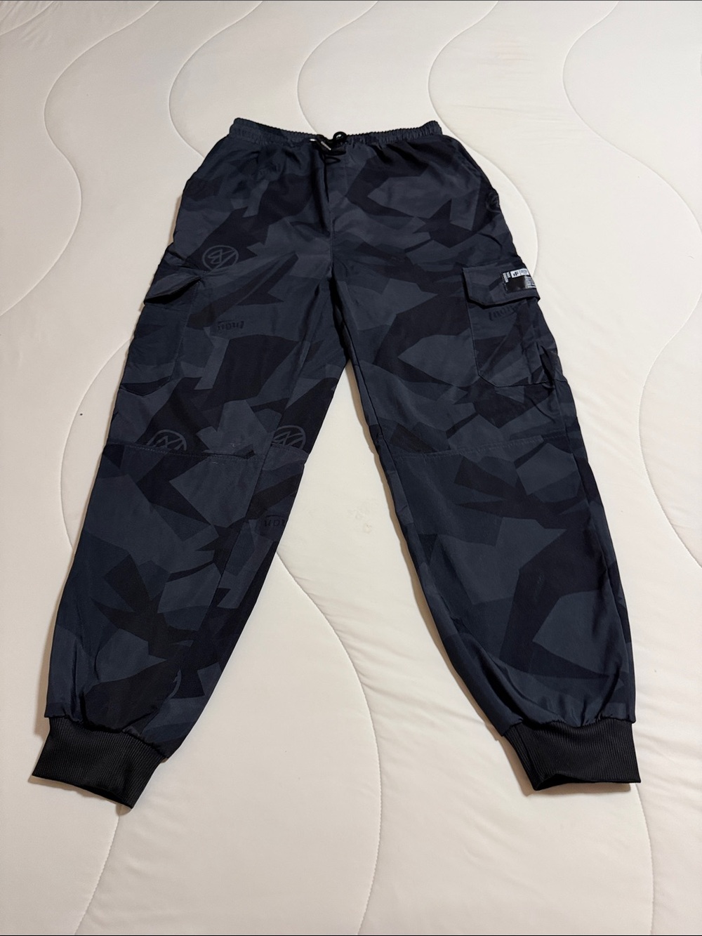 Nike Men's Black & Dark Gray Camouflage Cargo Pants